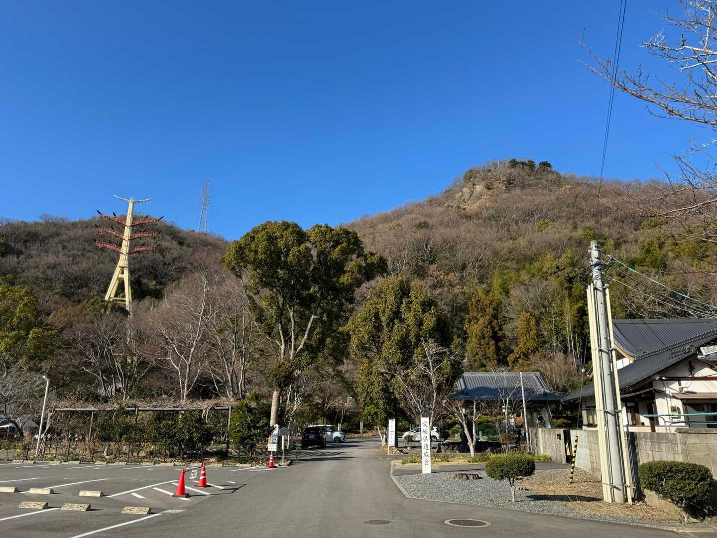 右の御幸寺山と左の鉄塔越えた千秋寺山
