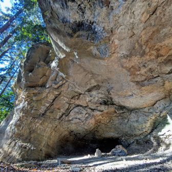 ここは「岩戸観音堂」と呼ばれている場所でした。