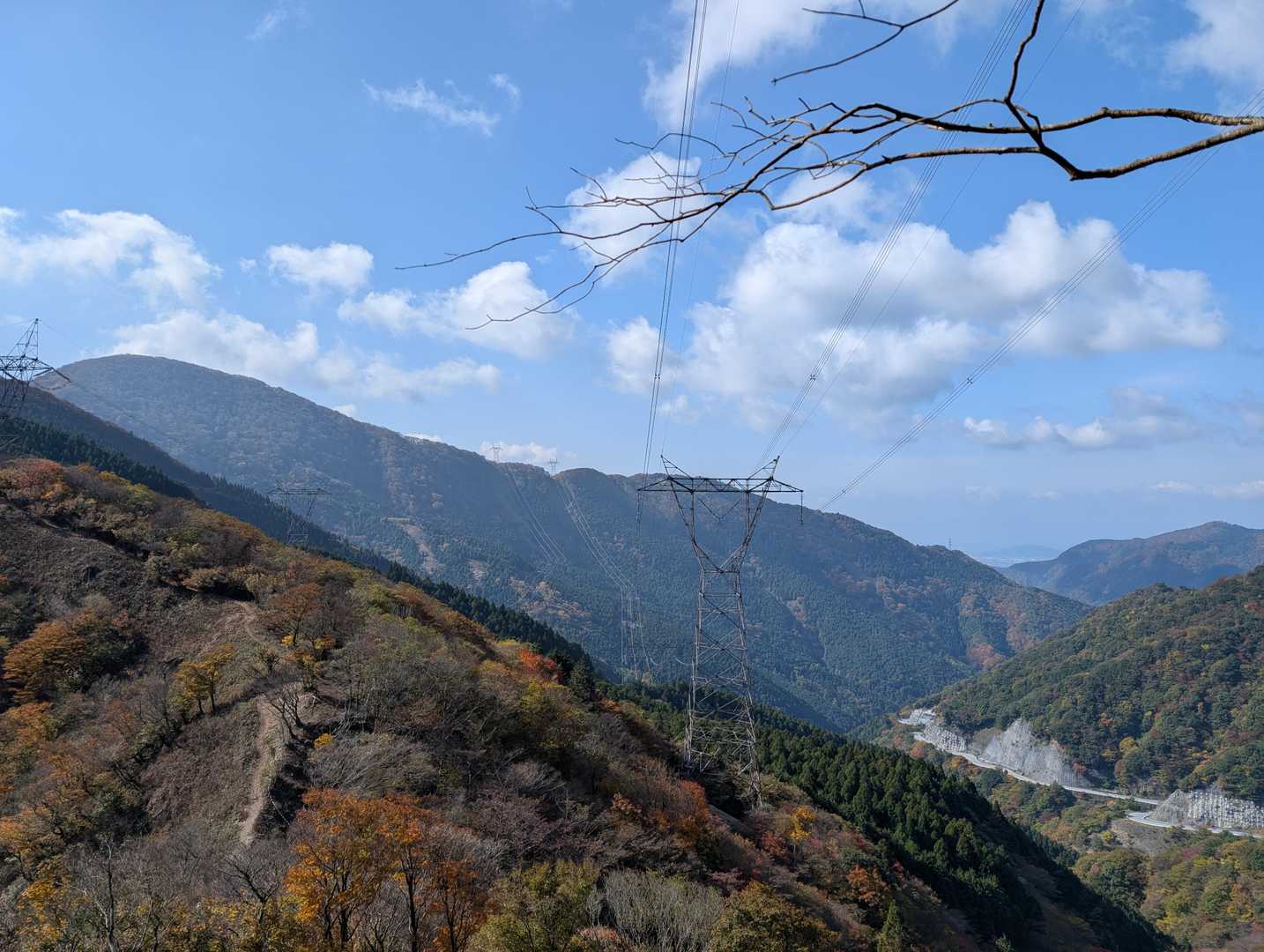 西方に、左から鈴ヶ岳～😸😸二基の鉄塔がある桜峠～茶野～大君ヶ畑(おじがはた)と繋がる大きな山塊の尾根が見えています！
昨年は良く通いました👍😄✨