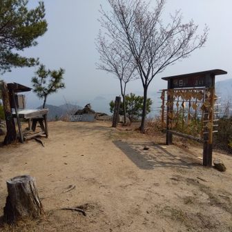 博打山山頂、海に向かって