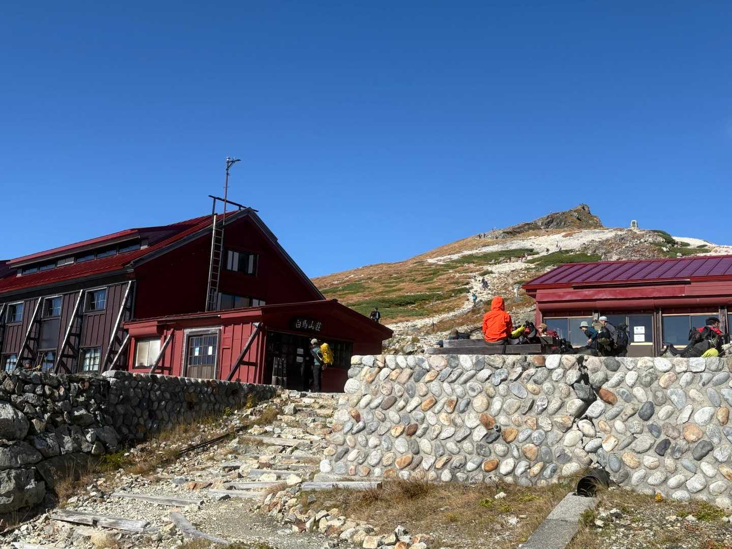 白馬岳山頂と白馬山荘の距離感🤏