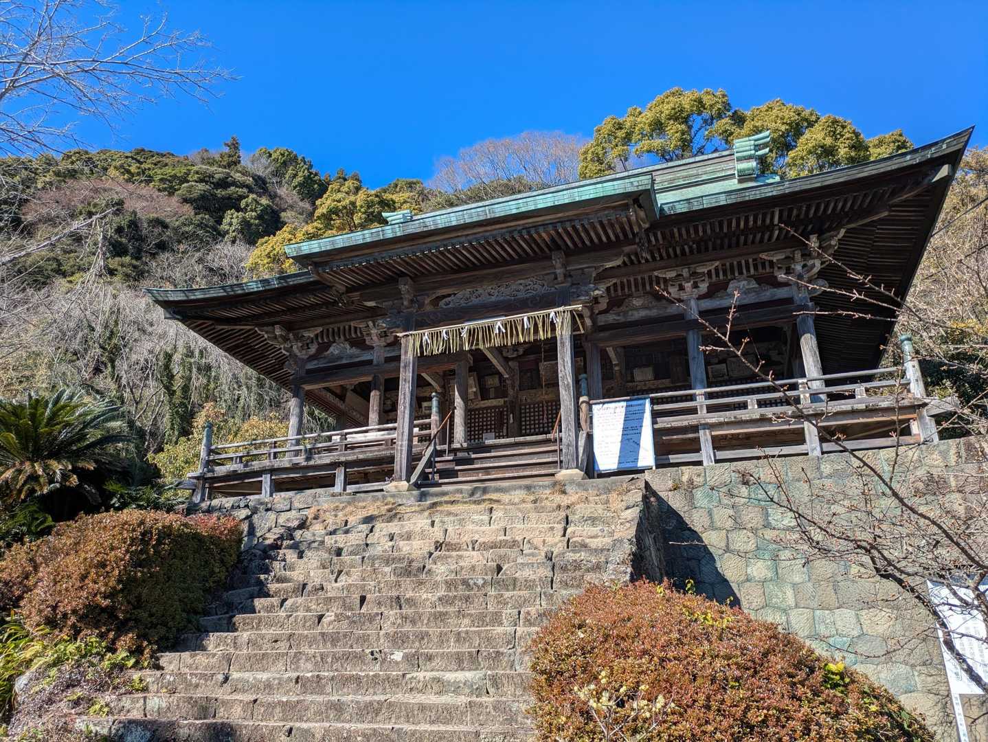 霊山寺本堂を参拝します