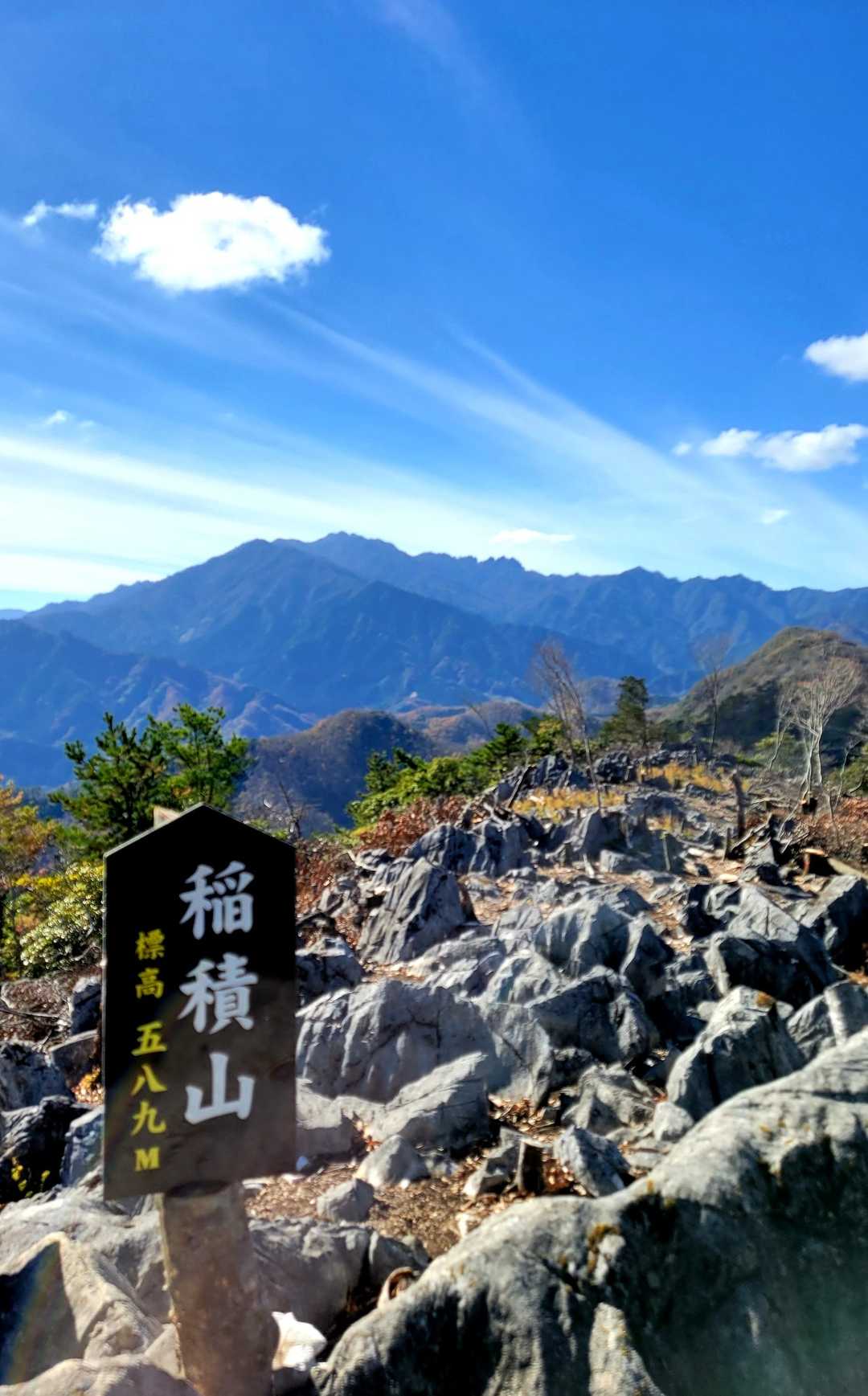 山頂はこんな感じの典型的なカルスト地形❗