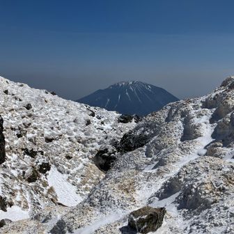 頂上に近づくと、男体山が見えてきました。