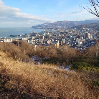 手宮富士 山頂ベンチからの眺め。
小樽市街が間近に ✨