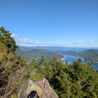 北東。紀北町小山浦、引本浦方面。白石湖（中左。汽水湖。カキの養殖）引本港（中右中。真珠の養殖）