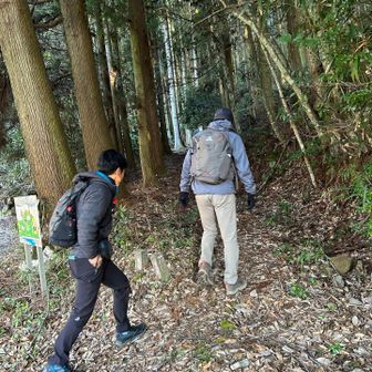 ゴール地点に🚗を駐車して、もう一台でダム横からの登山口へ。