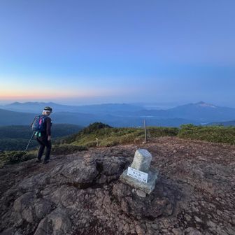 ここに来るのは、実に8年ぶり。

こばい毛さんの頭の上にある山が
最終ゴールの安達太良山です🤤

今回の46km3,000mは天城伊豆縦走と似たような感じで危険箇所もないので、行けるなーって感じで久々ロング！