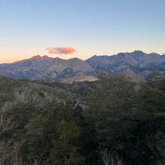 1番左が茅ヶ岳のはず