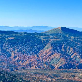 櫛ヶ峰の奥には
裏岩手の山々
森吉山がクッキリ⛰️✨

肉眼では
森吉の奥に鳥海山も見えてた⛰️✨

おやつで栄養補給し
下山開始