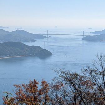 岩子島と因島大橋
ゆるぎ岩が見えるようなそうでないような…