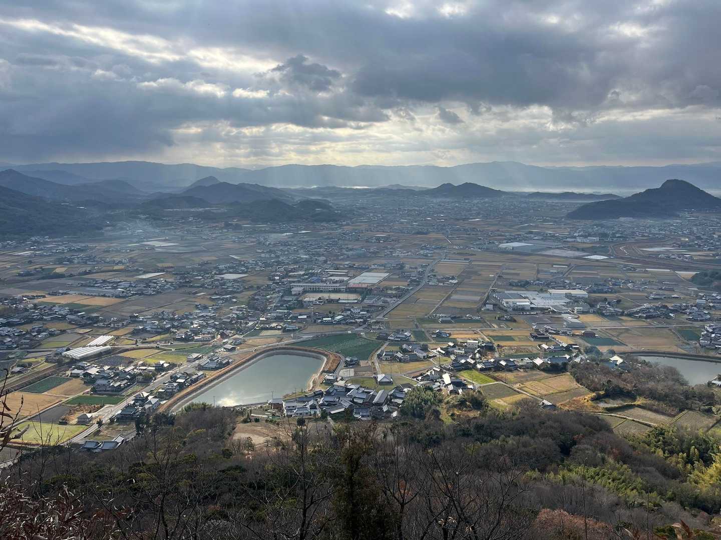 観音寺から四国中央市の峰々が望める