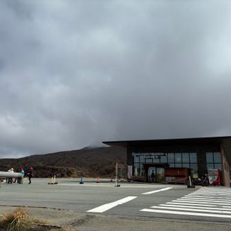 10時前に阿蘇山上ターミナルに到着。山の方は雲がかかってて何も見えないし、風があって寒い。