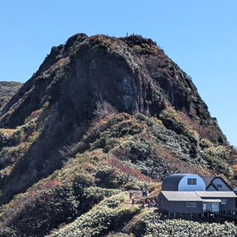 千本檜小屋と岩峰群が奥に続きます