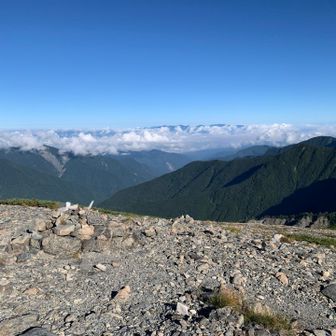 雲にまみれた山脈
