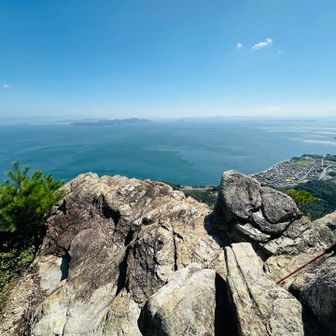 🪨鳶岩の全貌　
テラス部(岩上面)は　写真手前から奥崖っぷちに向かって
セリ上がっている
写真奥は垂直の絶壁になっている