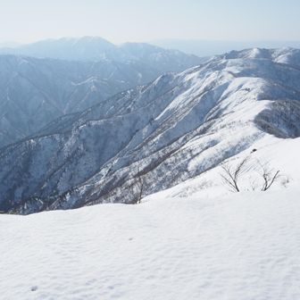 高倉峠へ続く稜線。