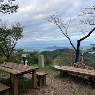 程なく大岩山頂上。太田市方向の景色。金山かな。すぐに行道山に向かいます。