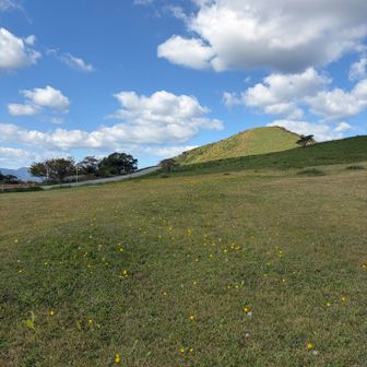 自転車で寒風山を途中まで登り、ここからは自転車を置いて登山モードにチェンジ。さて何分で山頂に着くでしょう（笑）。