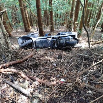 捨てられたスクーター。流石に清掃登山で持って帰れない
