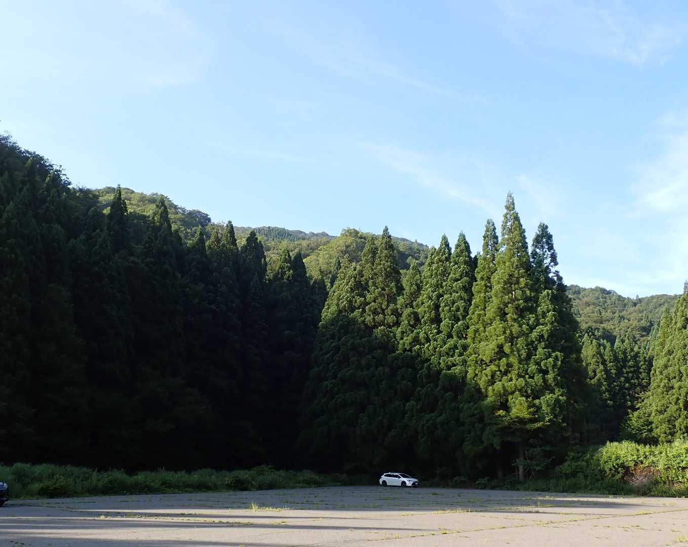 駐車場は広すぎるくらい広い！
山の水を引いた水洗トイレ🚻有