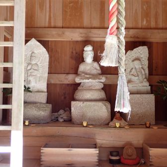 果無峠へ行く途中の観音堂