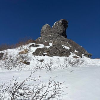 山頂のピースみたいな岩