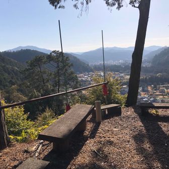 社殿広場にはベンチがたくさん設置されています。途中にも何ヶ所かありました。足腰弱い方はここまで登るのは大変でしょうから。