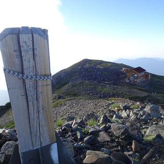 山頂標識と赤石避難小屋。