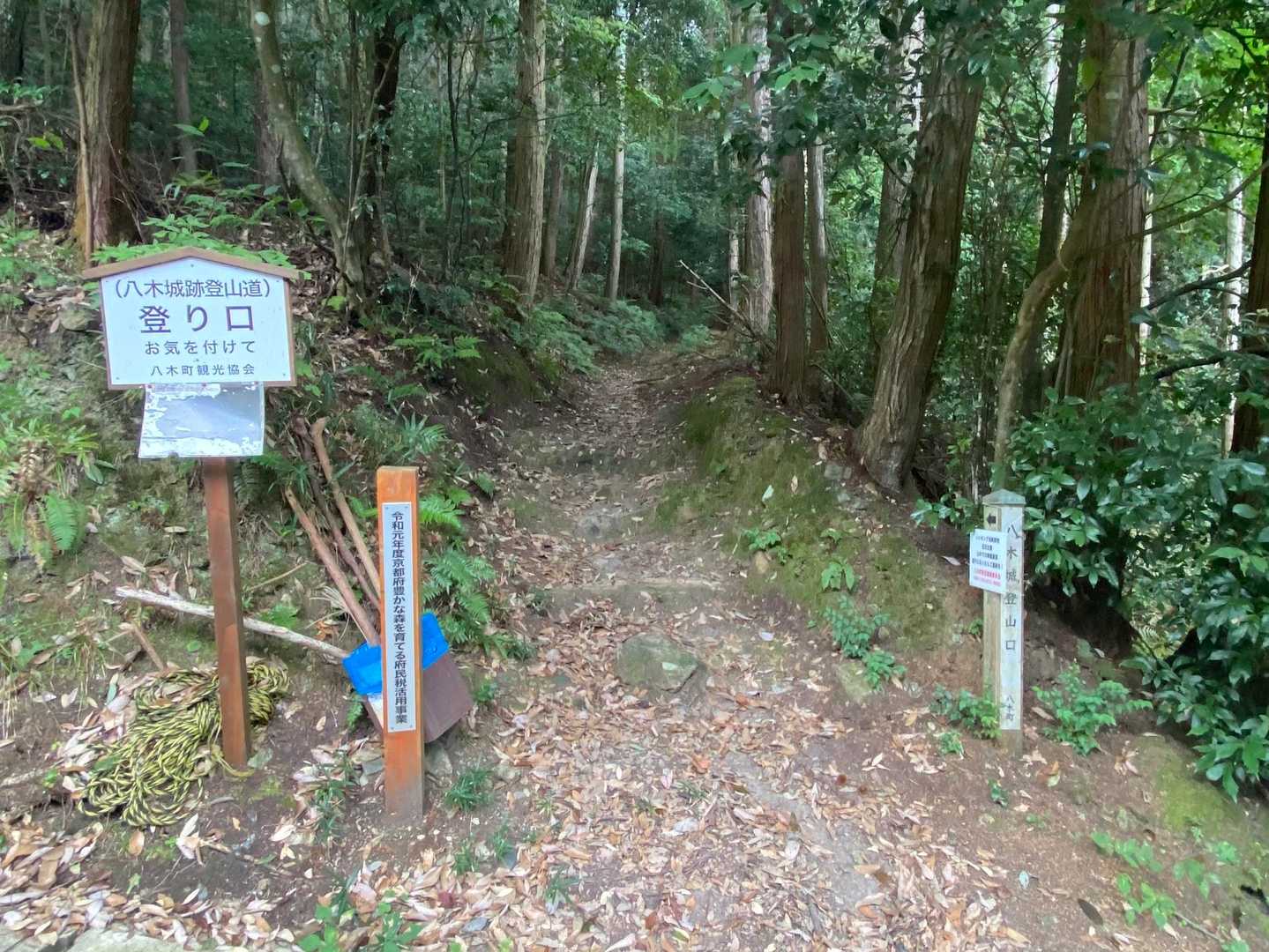 パラパラ小雨が降っていたので舗装路を雨具を着て歩いて来ました(ここまで10分)やはり暑い.登山口に入れば必要なくなりました