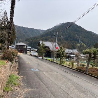 集落の中を大正寺登山口まで歩きます
途中、犬の散歩のおばちゃんとご一緒しました🐶