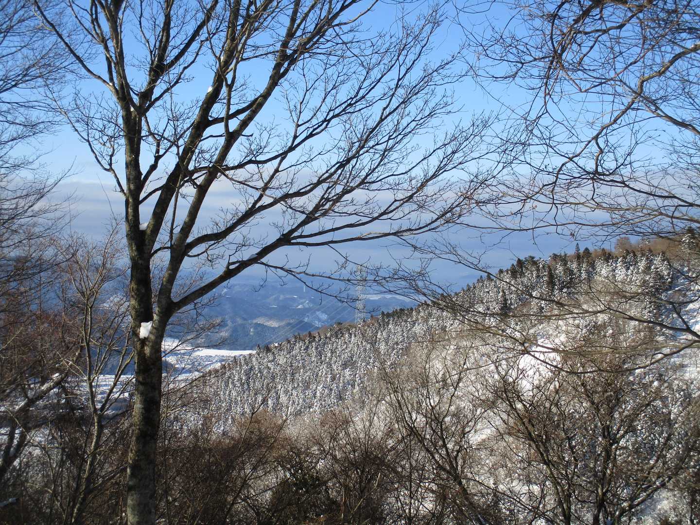 ラッセル途中に振り返る　
奥には琵琶湖