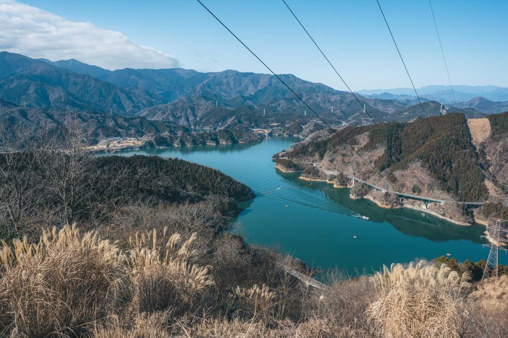 途中ダム側の景色が開けた
遊覧船気持ちよさそうだな🚢