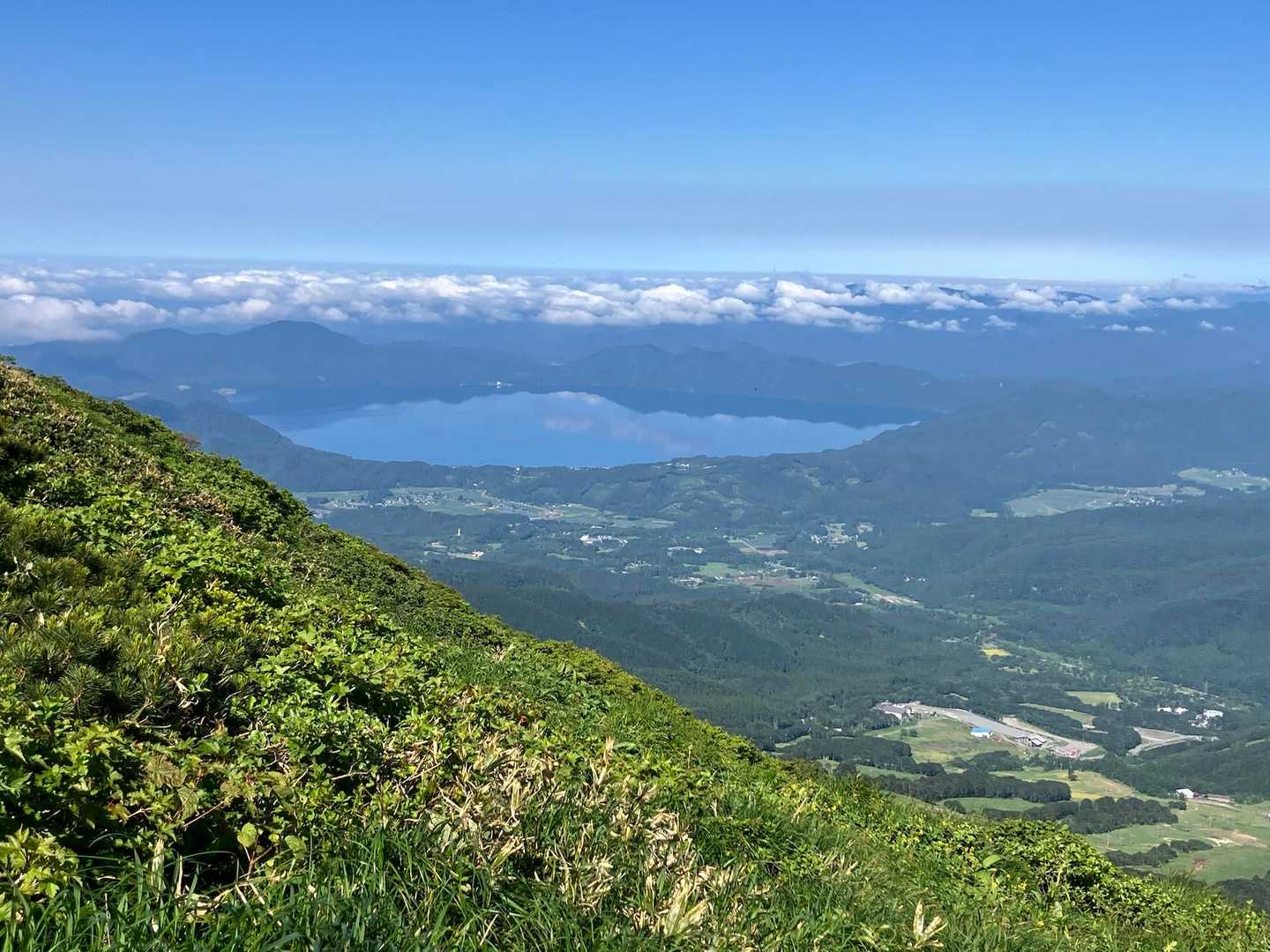 男女岳向かって行くと田沢湖が見えて来ます
とっても画面が静かなので、雲が写ってます
こんなに天気の良い秋田駒は初めてです