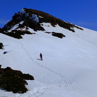 行者岳の梯子と梯子の間
最後の梯子は右へ巻いて緩い所を進みます