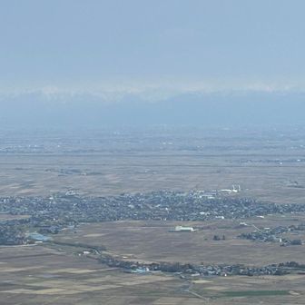霞んでいるけど飯豊連峰。