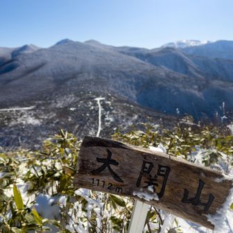 山形自動車道の笹谷トンネル真上の大関山
蔵王も快晴