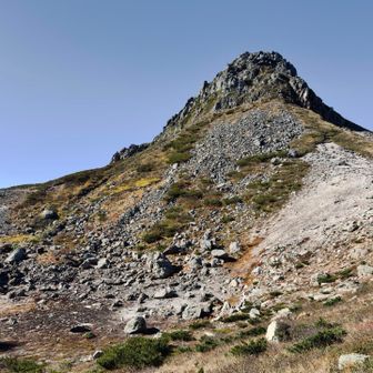 下から見上げると硫黄山エゲツない