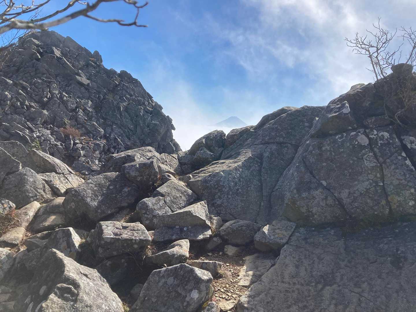乾徳山と小さく富士山