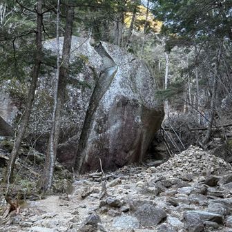 岩がバッカリと割れとる