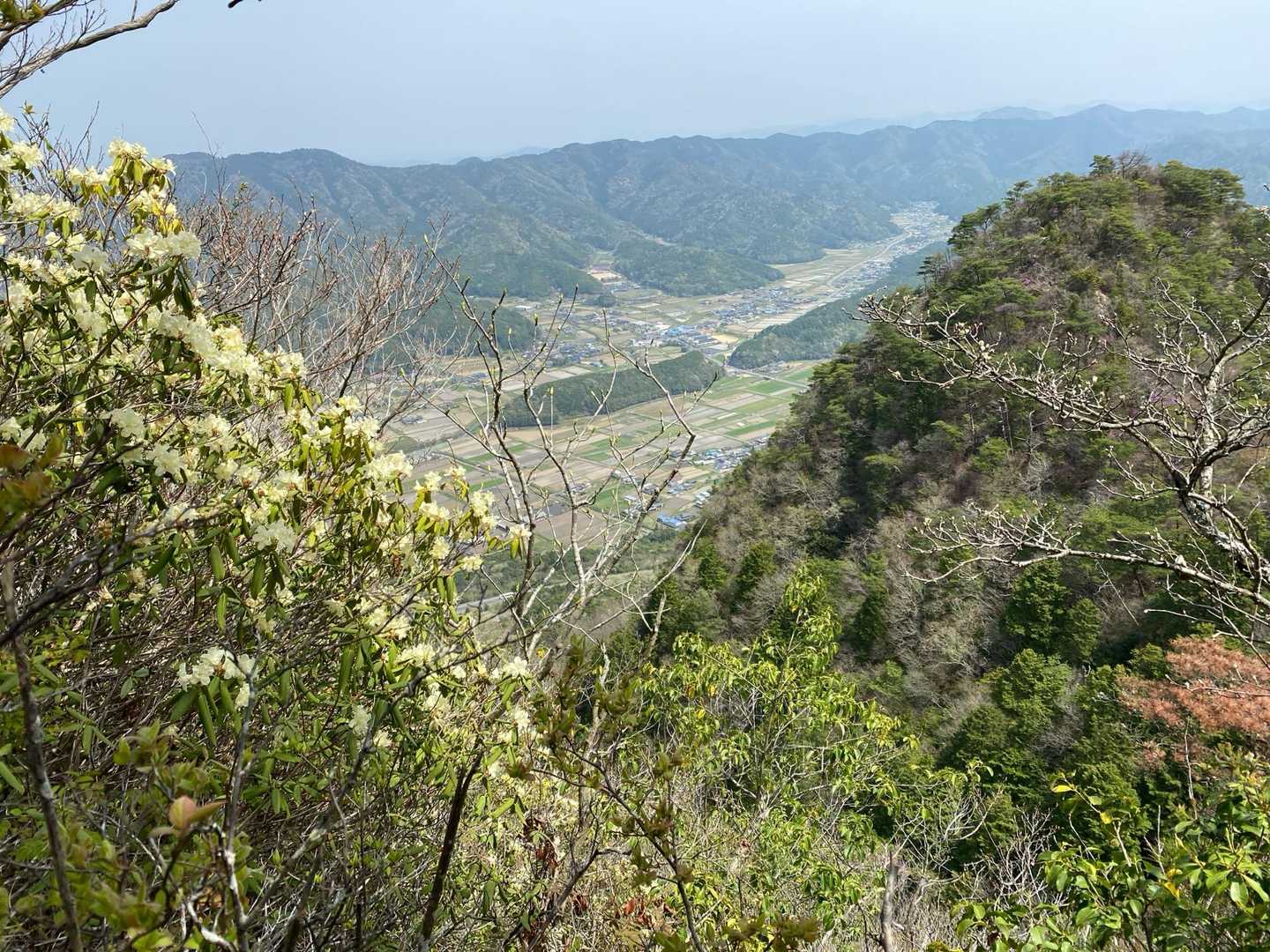 西峰からの景色✨
次の東峰が見えました。
