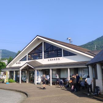 朝７時の時点で汗ばむ厚さ。こんな中でも結構な人が。トレラン勢も多いでです。
