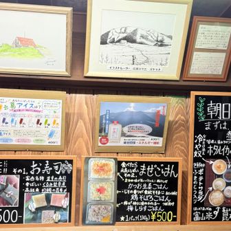 明日の朝ごはんやおやつに何買おうかな