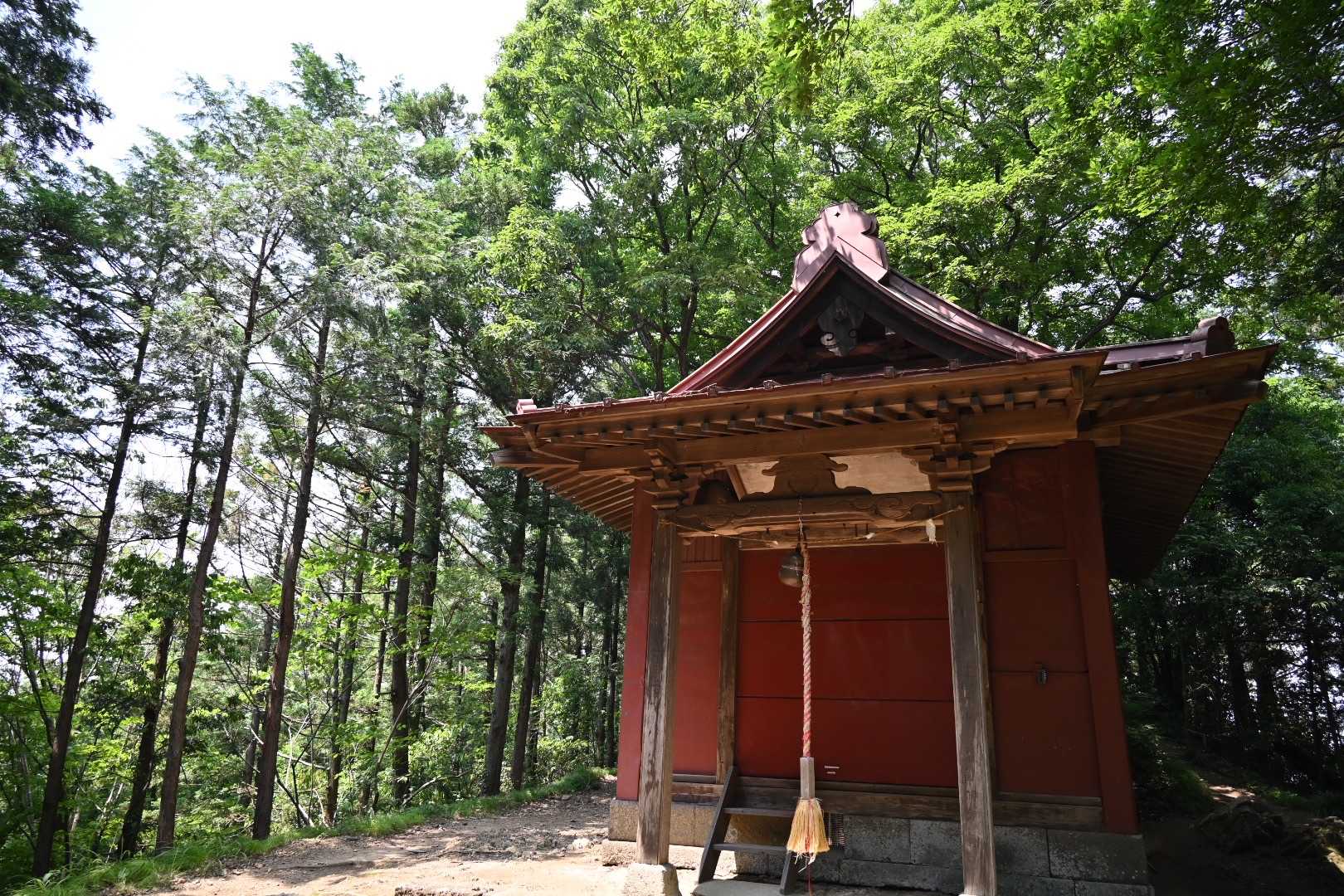 山頂の浅間神社到着

あじさい坂や太平山神社と違って
とても静かな山頂です

だーれもいません！