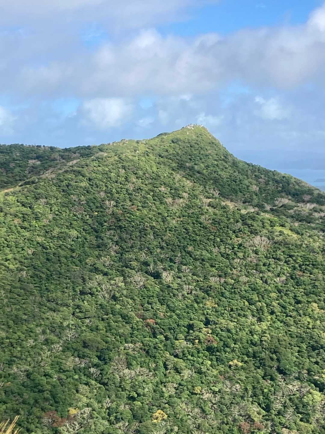 嘉津宇岳　　山頂に登山者が沢山みえます
さすが人気の山ですね