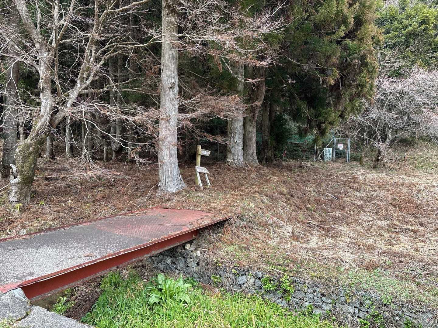 ここはテンプルコースの登山口。YAMAP地図には赤ルートでの表記はありませんが、いつか歩いてみたい。