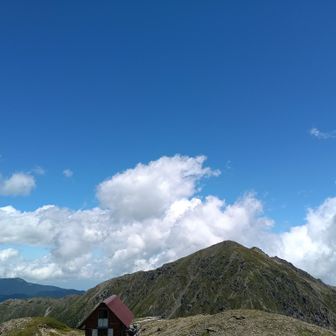 中岳避難小屋越しに悪沢岳。