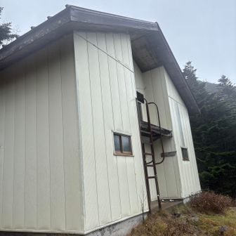 唐沢小屋に着いた。樹林帯にあるから風は弱いけど雨は本降り。小屋のサンダルを借りて、小屋の前でマッパになって雨シャワーで汗を流した。誰も来なくて良かった。露出狂ではない。