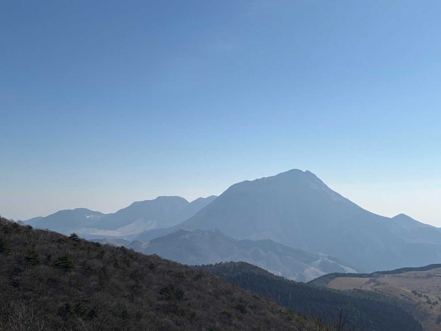 由布岳や内山、伽藍岳が見晴らし良いけど、少し霞んでるかなー