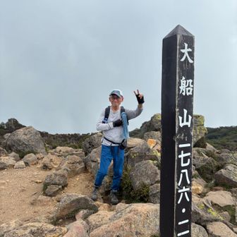 おじさんおつかれです！
踏ん張り効かないかもしれないので
ガレ場はやめて
のーんびり段原経由で下ります